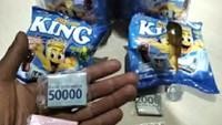 Dikemas dengan bungkus berwarna biru, camilan bernama King ini identik dengan sosok raja di bagian kemasannya. Saat dibuka camilan ini bikin anak-anak bahagia karena berhadiah uang tunai yang dibungkus dalam plastik rapat. Foto: Istimewa/Instagram/Twitter