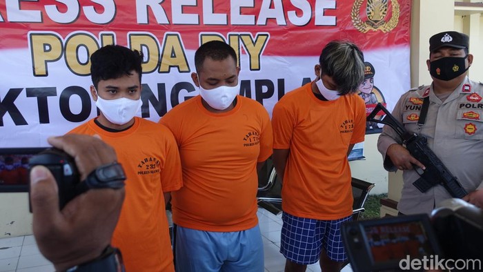 Polisi merilis pelaku pencurian motor di Mapolsek Ngemplak, Senin (25/7/2022).