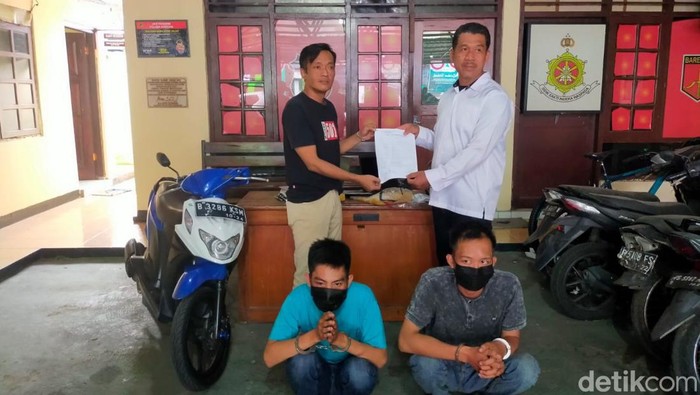 Polisi saat meringkus dua pelaku pencurian laptop.