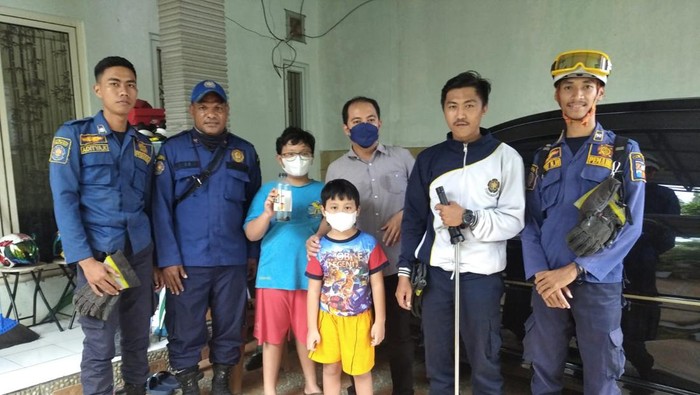 Damkar evakuasi ular kobra di Bogor