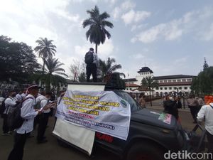 Aksi Demo Guru Honorer Jabar Tuntut Kejelasan Nasib ke Ridwan Kamil