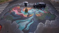 Perempatan sebuah jalan di Haiko, China, tampil berbeda denfgan sentuhan mural warna-warni.