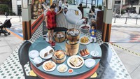 Masih di China, sebuah mural menampilkan masakan tradisional yang sanggup bikin lapar siapa saja.