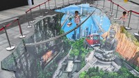 Berikutnya ada mural 3D bertemakan cityscape. Tampak seorang balita berjalan di atas seutas tali.
