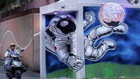 Lalu, ada mural 3D bergambar astronot yang memegang tembok di kawasan Nanjing.