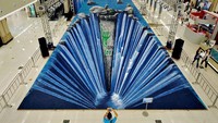 Di Shanghai, ada sebuah air terjun 3D yang terlihat sangat mirip dengan aslinya. Keren!
