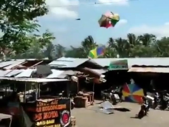Detik-detik angin puting beliung di pasar tradisional Banjarnegara, Senin (25/7/2022).