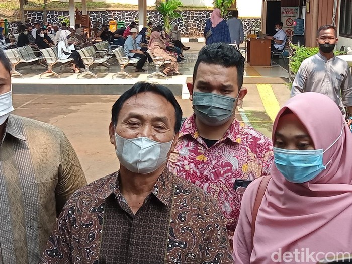Keluarga Angga Wijaya mendatangi Pengadilan Agama Jakarta Selatan.