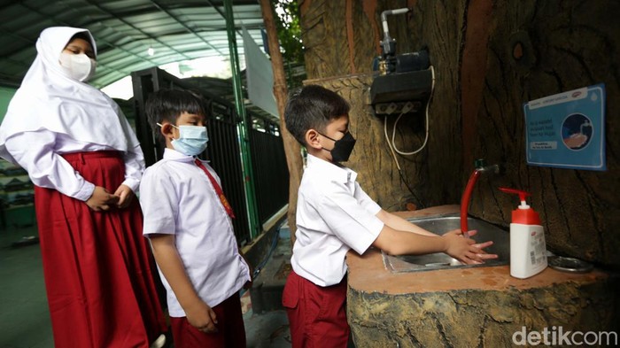 Di SD Ini Air Limbah Diolah untuk Cuci Tangan SD Islam PB Soedirman, Cijantung, Jakarta, kini memiliki fasilitas pengolahan limbah air. Kini air limbah bisa diolah untuk dipakai kembali.