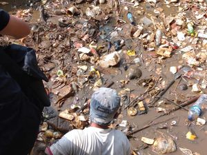 Drainase Mampet Bikin Banjir Mampang Depok, Jaring Sampah Akan Dipasang