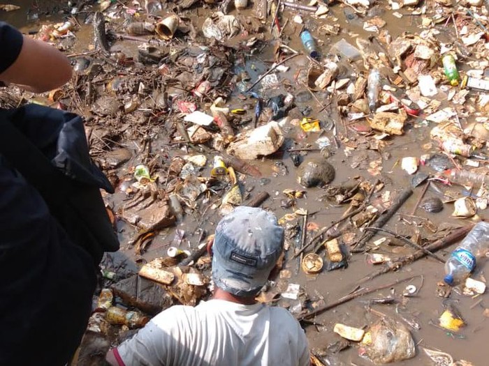 Drainase Kali Licin tersumbat sampah. (Dok DPUPR Kota Depok Jawa Barat)