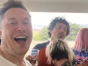 Elon Musk Bicara Soal Berlutut Mohon Ampun ke Sergey Brin