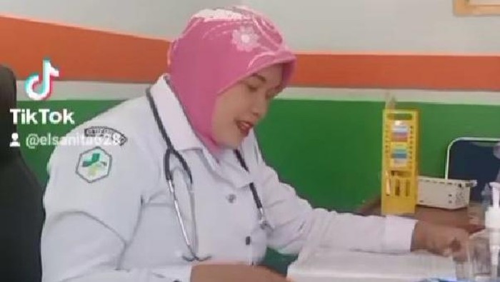 Emak-emak penghina Iriana Jokowi pakai PDH nakes di Sultra.