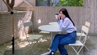  Tampil agak santai, Amelia Tantono mengenakan celana jeans dan kemeja untuk menikmati segelas kopi di kafe. Memilih duduk di area outdoor, dirinya begitu menikmati hembusan angin yang adem. Foto: Instagram/amelia_tantono