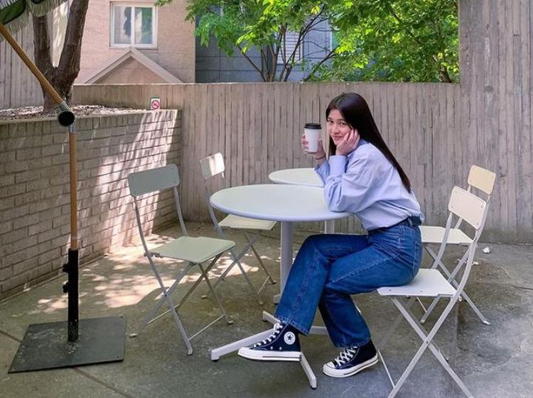 Pernah Main di Drakor, Ini Gaya Amelia Tantono Ngopi di Kafe Instagramable