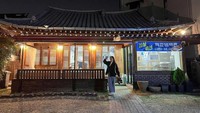 Terinspirasi dari drama Korea Selatan legendaris, Amelia Tantono juga rela pergi jauh untuk menyambangi restoran khasnya. Restoran bergaya klasik ini jadi tempat Amelia Tantono menyantap makan malamnya. Foto: Instagram/amelia_tantono