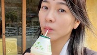 Saat cuaca sedang panas, Amelia Tantono paling senang minum minuman yang manis dan dingin. Sebotol susu pisang dipilihnya untuk mendinginkan tubuh saat hari begitu terik. Foto: Instagram/amelia_tantono