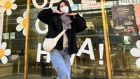 Pergi ke kafe yang cantik bersama teman-teman juga tak pernah dilewatkan. Sebelum masuk dirinya juga sempat mengabadikan beberapa foto hingga akhirnya menyantap makanan dan minuman lezat di sana. Foto: Instagram/amelia_tantono