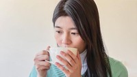 Segelas minuman hangat dipilih oleh Amelia Tantono untuk dinikmati sambil bersantai. Cappucino yang hangat dipilih Amelia Tantono untuk menghangatkan tubuh kala musim dingin dimulai. Foto: Instagram/amelia_tantono