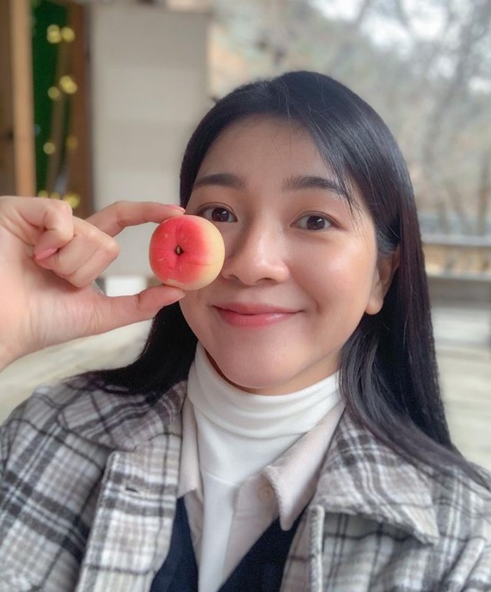 Galeri Amelia Tantono Pernah Main di Drakor, Ini Gaya Amelia Tantono Ngopi di Kafe Instagramable