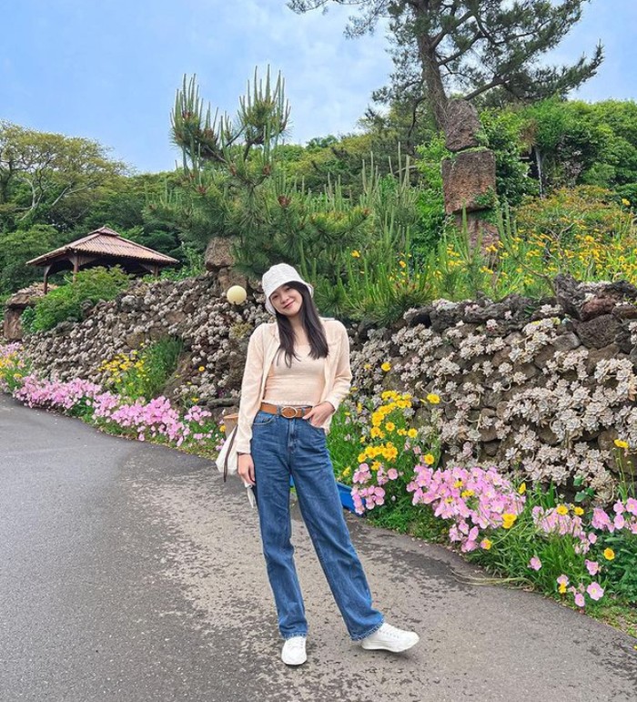 Galeri Amelia Tantono Pernah Main di Drakor, Ini Gaya Amelia Tantono Ngopi di Kafe Instagramable