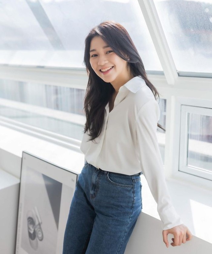 Pernah Main di Drakor, Ini Gaya Amelia Tantono Ngopi di Kafe Instagramable