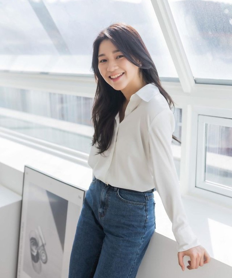 Pernah Main di Drakor, Ini Gaya Amelia Tantono Ngopi di Kafe Instagramable