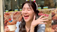 Amelia Tantono ternyata seorang foodies yang hobi mencicipi berbagai makanan. Salah satunya adalah kue ulang tahun yang manis yang membuatnya begitu bahagia. Foto: Instagram/amelia_tantono
