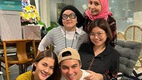 Dalam kesehariannya, Baim Wong merupakan sosok yang hangat dengan keluarga. Salah satunya saat merayakan peringatan ulang tahun dengan kue cokelat yang tampak menggiurkan. Foto: Instagram/baimwong