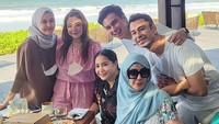 Baim Wong dan Paula Verhoeven juga sesekali pergi berlibur bersama selebrita lainnya. Salah satunya bersama keluarga besar Raffi Ahmad dan Nagita Slavina yang akrab dengannya. Foto: Instagram/baimwong