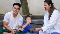 Baim Wong dan Paula pernah mengadakan piknik sederhana di halaman rumahnya. Berbagai camilan hingga air kelapa sengaja disiapkan untuk menyenangkan Kiano yang tampak nyaman duduk lesehan di atas tikar. Foto: Instagram/baimwong