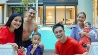 Membawa seluruh keluarganya, Baim Wong juga datang bertamu ke kediaman Titi Kamal dan Christian Sugiono. Anak-anaknya tampak bahagia berenang sambil menikmati camilan buatan Titi Kamal. Foto: Instagram/baimwong