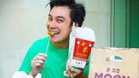 Baim Wong paling makan makanan kecil seperti camilan. Ayam goreng, roti panggang hingga es kopi susu yang segar dipilih untuk mengisi perut yang saat menjalankan aktivitas. Foto: Instagram/baimwong