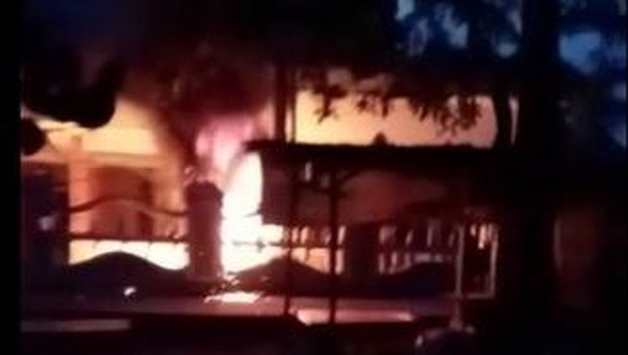 Gardu listrik di Tangerang terbakar