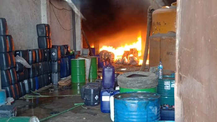 Gudang Supplier Bahan Kimia di Sidoarjo Terbakar