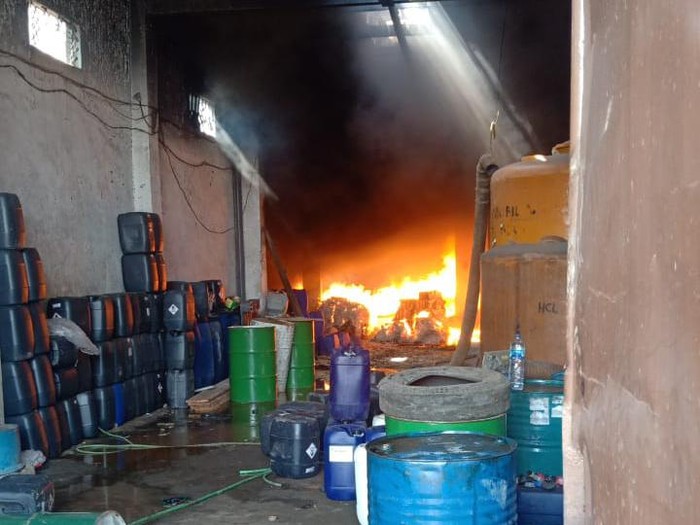Gudang Supplier Bahan Kimia di Sidoarjo Terbakar