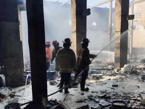 Petugas Sempat Kesulitan Padamkan Api di Gudang Bahan Kimia Sidoarjo