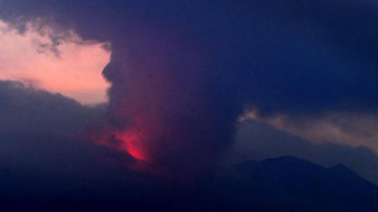 Gunung Sakurajima di Jepang Meletus, Begini Potretnya Ash from Sakurajima volcano is seen on a vehicle in Kagoshima, southern island of Kyushu, Japan Monday, July 25, 2022. The volcano erupted Sunday night, spewing ash and rocks, causing dozens of residents in nearby towns to evacuate to a safer part of the region. (Kyodo News via AP)