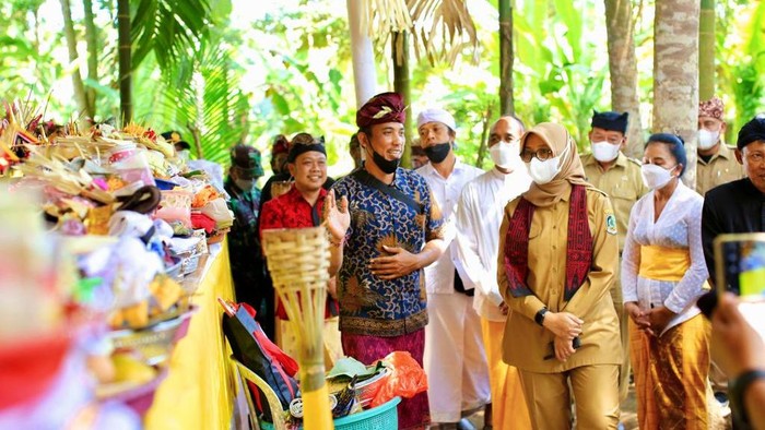 Hadiri Pengabenan Massal, Bupati Ipuk Puji Gotong Royong Umat Hindu