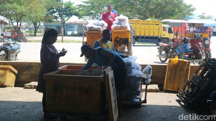 Aktivitas pedagang di TPI Juwana, Kabupaten Pati, Senin (25/7/2022).
