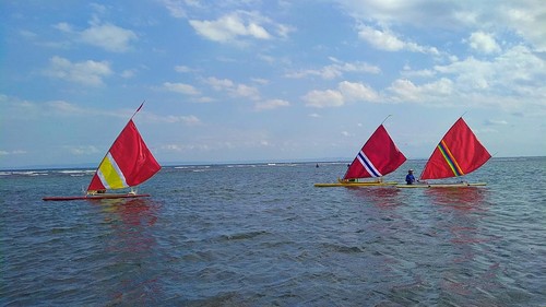 Hiburan Lomba miniatur jukung atau perahu tradisional nelayan Desa Perancak, Jembrana Bali, Senin (25/7/2022)