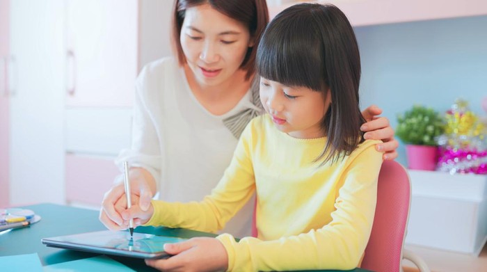 Ilustrasi anak gambar anime di tablet