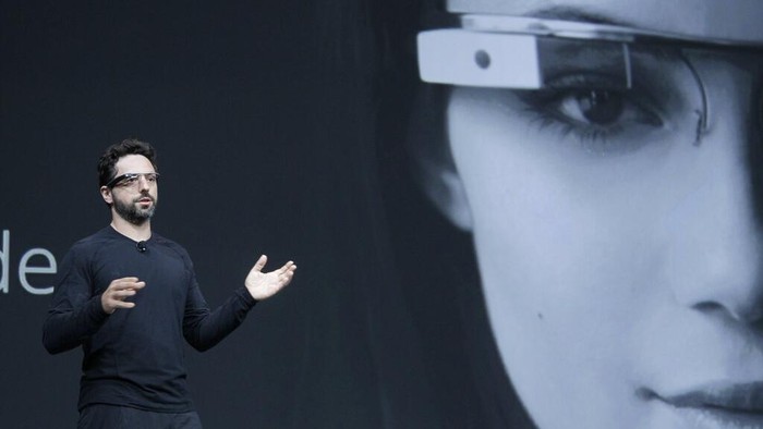 Ini Dia Sergey Brin, Bos Google yang Ribut dengan Elon Musk Google co-founder Sergey Brin demonstrates Google's new Glass, wearable internet glasses, at the Google I/O conference in San Francisco, Wednesday, June 27, 2012. (AP Photo/Paul Sakuma)