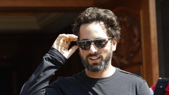 Salah satu pendiri Google Sergey Brin, pernah datang dengan kacamata hitam dan jenggot. Foto: AP/Paul Sakuma