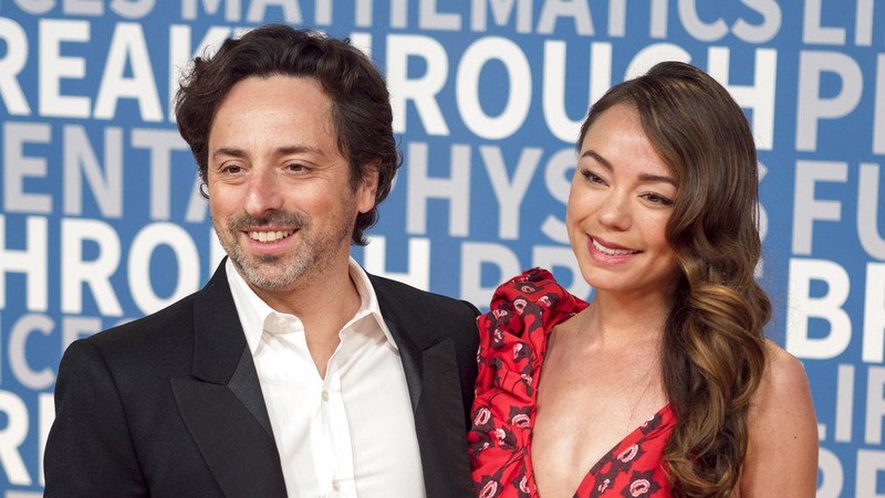 Google co-founder Sergey Brin and Nicole Shanahan arrive at the 6th annual Breakthrough Prize Ceremony at the NASA Ames Research Center on Sunday, December 3, 2017 in Mountain View, California. (Photo by Peter Barreras/Invision/AP)