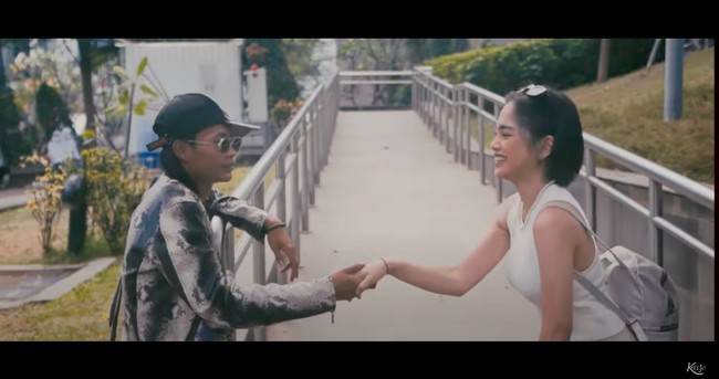 Dalam video klip tersebut, para remaja yang viral karena sering nongkrong di stasiun BNI City, Sudirman itu terlihat tampil kompak dan mesra. Keduanya bak sepasang kekasih yang tengah di mabuk asmara. Foto: YouTube/Kelvin Joshua