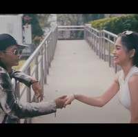 Dalam video klip tersebut, para remaja yang viral karena sering nongkrong di stasiun BNI City, Sudirman itu terlihat tampil kompak dan mesra. Keduanya bak sepasang kekasih yang tengah di mabuk asmara. Foto: YouTube/Kelvin Joshua