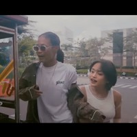 Jeje dan Bonge tampil dalam balutan busana ala street style, sama seperti gaya keduanya ketika nongkrong di stasiun BNI City. Jeje terlihat simple dengan crop top putih dan Bonge tampil lengkap dengan kaca mata hitam yang dikenakannya. Foto: YouTube/Kelvin Joshua