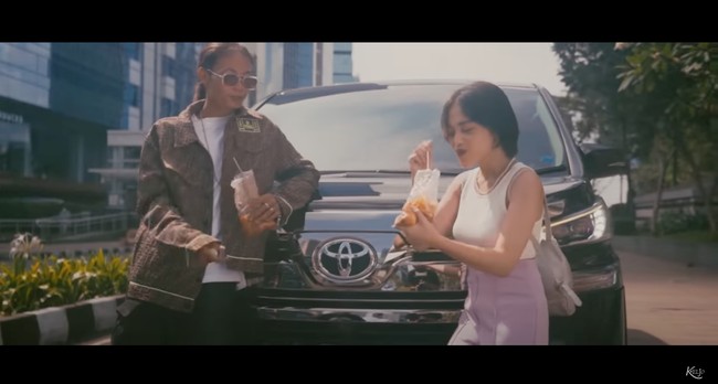 Seperti layaknya pasangan kekasih yang sedang melakukan pendekatan, dalam video tersebut Bonge dan Jeje terlihat begitu romantis. Namun pada kenyataannya, Jeje sendiri sudah memiliki kekasih bernama Roy. Begitu pula halnya dengan Bonge yang sudah berpacaran dengan Kurma. Foto: YouTube/Kelvin Joshua