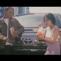 Seperti layaknya pasangan kekasih yang sedang melakukan pendekatan, dalam video tersebut Bonge dan Jeje terlihat begitu romantis. Namun pada kenyataannya, Jeje sendiri sudah memiliki kekasih bernama Roy. Begitu pula halnya dengan Bonge yang sudah berpacaran dengan Kurma. Foto: YouTube/Kelvin Joshua